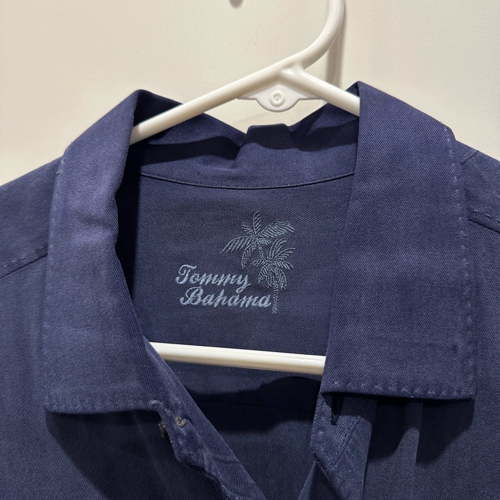 Lightly worn. Tommy Bahama 100% silk long sleeve men’s shirt.
